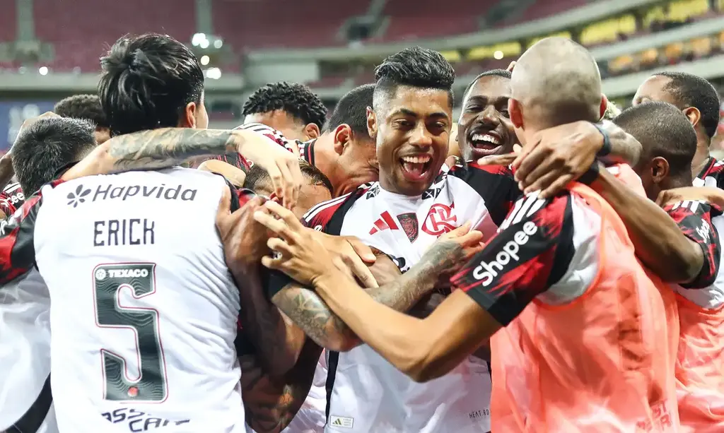 Flamengo goleia Sport e assume liderança; Santos derrota Palmeiras