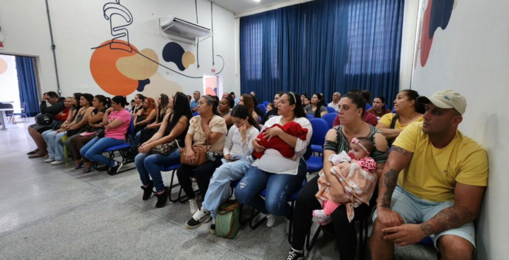 Famílias participam de sorteio das casas onde vão morar no Conjunto Habitacional Cubatão II