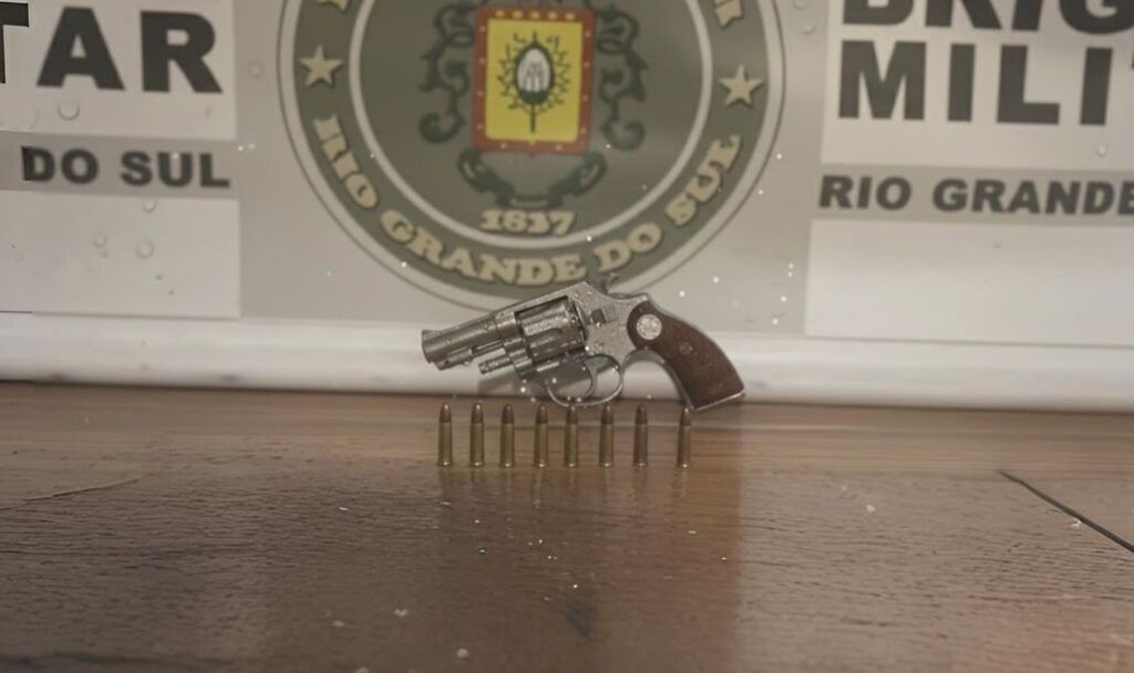 Homem é preso por violência doméstica e arma é apreendida