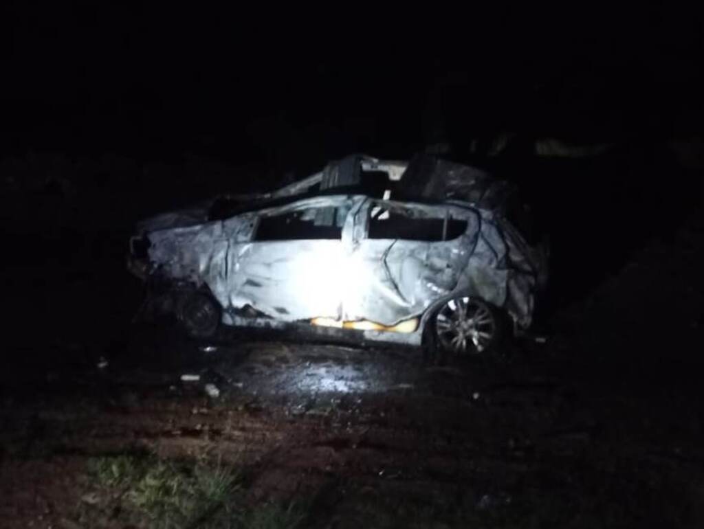 Motorista é socorrido com suspeitas de fratura e hemorragia interna após capotar carro