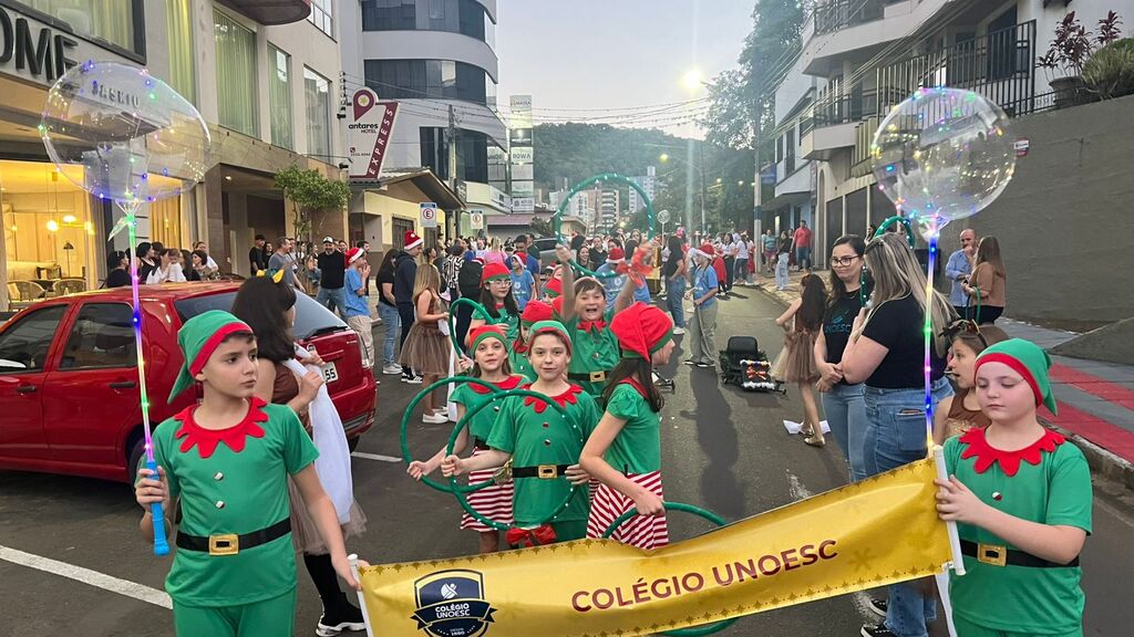 Colégio Unoesc de Capinzal participa do Desfile de Natal e celebra a magia da época