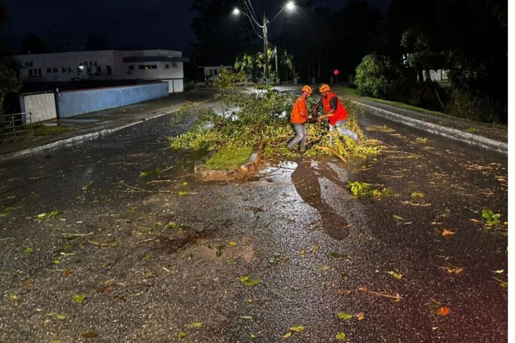 Microexplosão, granizo e ventos de 90 km/h causam estragos em Santa Catarina; alerta para novos temporais neste domingo