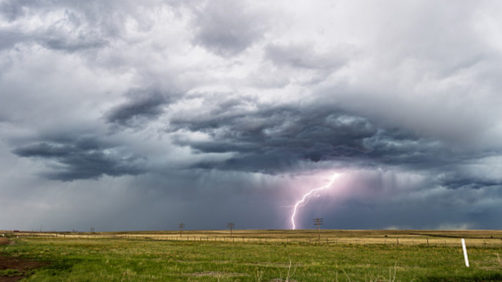 Imagem iStock - Defesa Civil emite alerta para temporais neste domingo e chuva intensa na segunda-feira em SC