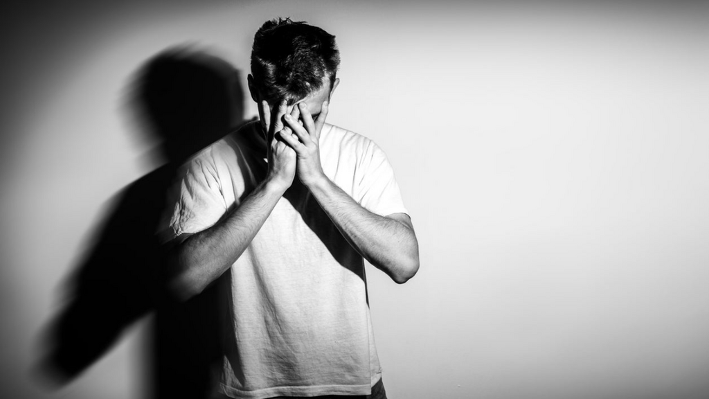 Imagem Reprodução Internet - Homem tem surto psicótico e precisa ser contido pela Polícia Militar no bairro Guaiúba em Imbituba