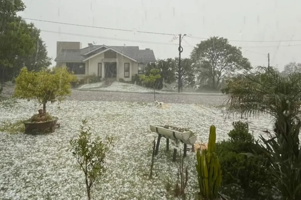 Mais de 17 mil pessoas são afetadas por tempestade de granizo em Erechim; cidade decretou situação de emergência