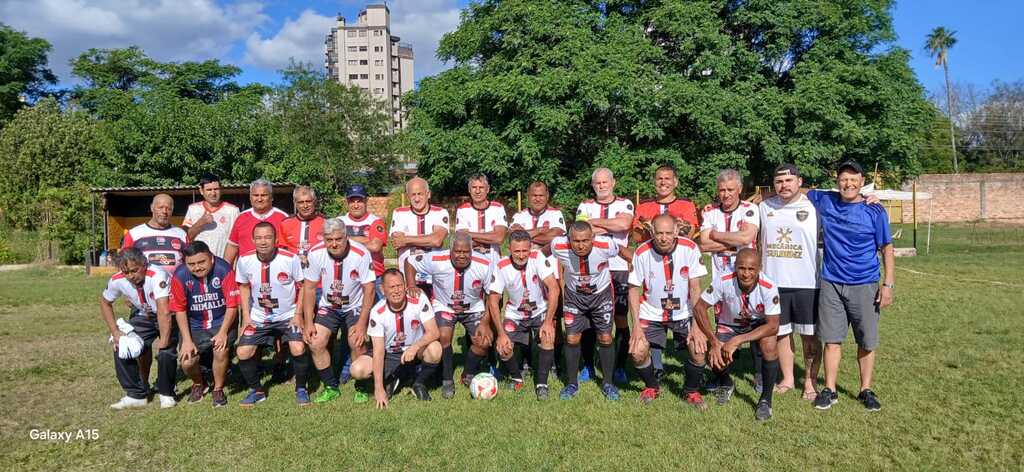 Camarões vence, Cruzeiro goleia e rodada tem expulsões e viradas