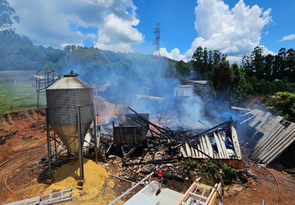 Incêndio atinge galpão no interior de São João do Oeste