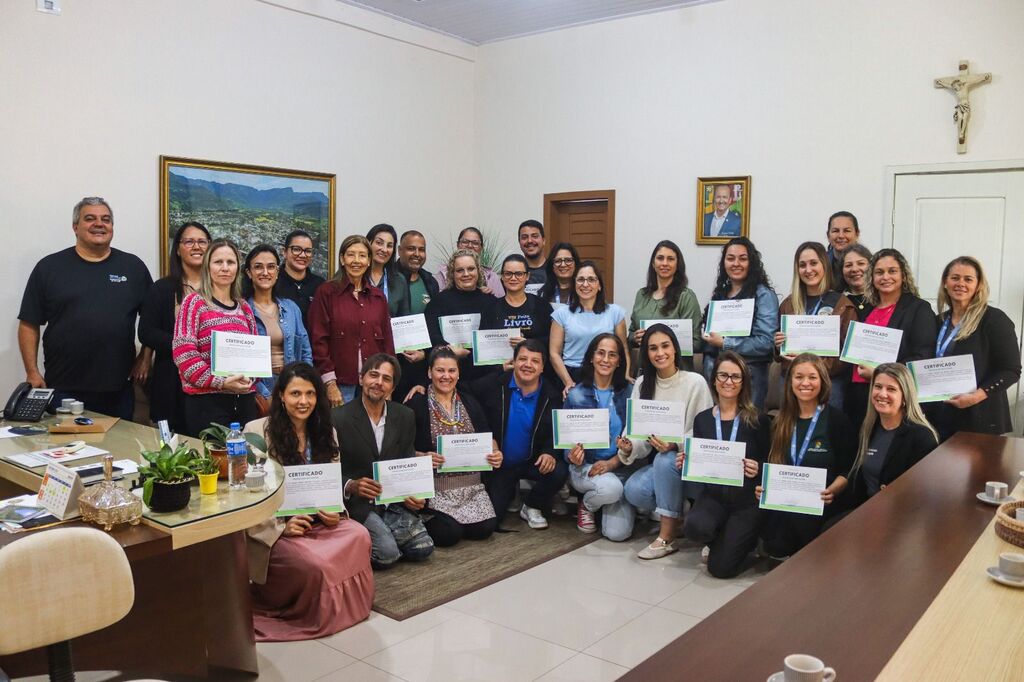 PRAIA GRANDE RECONHECE PROFESSORES COM PROJETOS INOVADORES NA EDUCAÇÃO