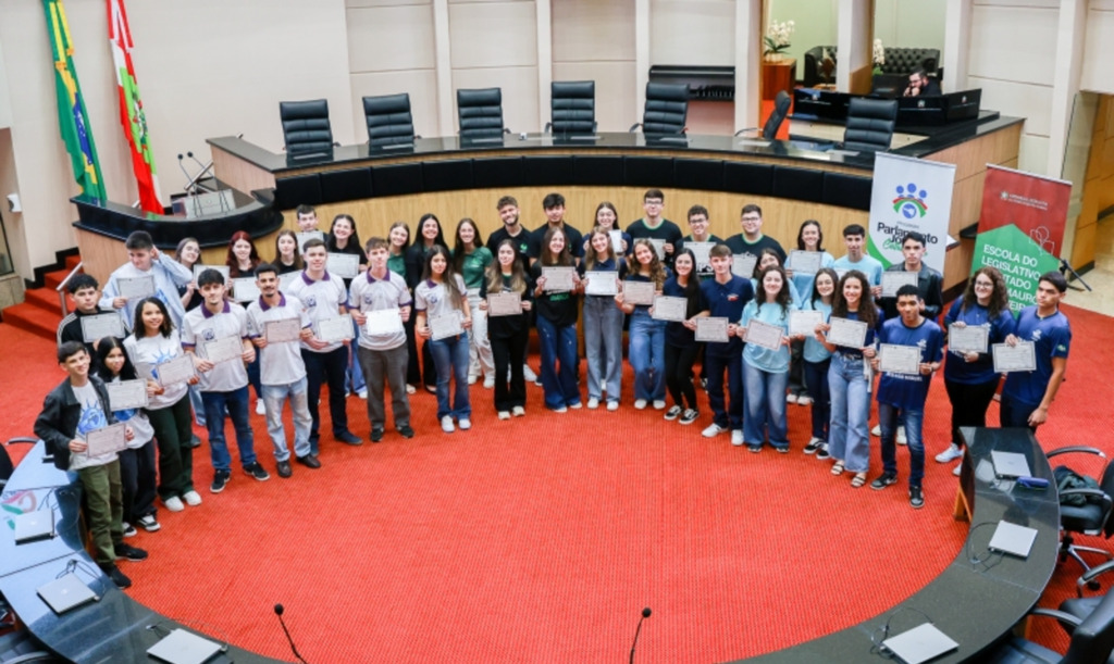 Parlamento Jovem inicia com a posse de 40 estudantes e eleição da Mesa Diretora