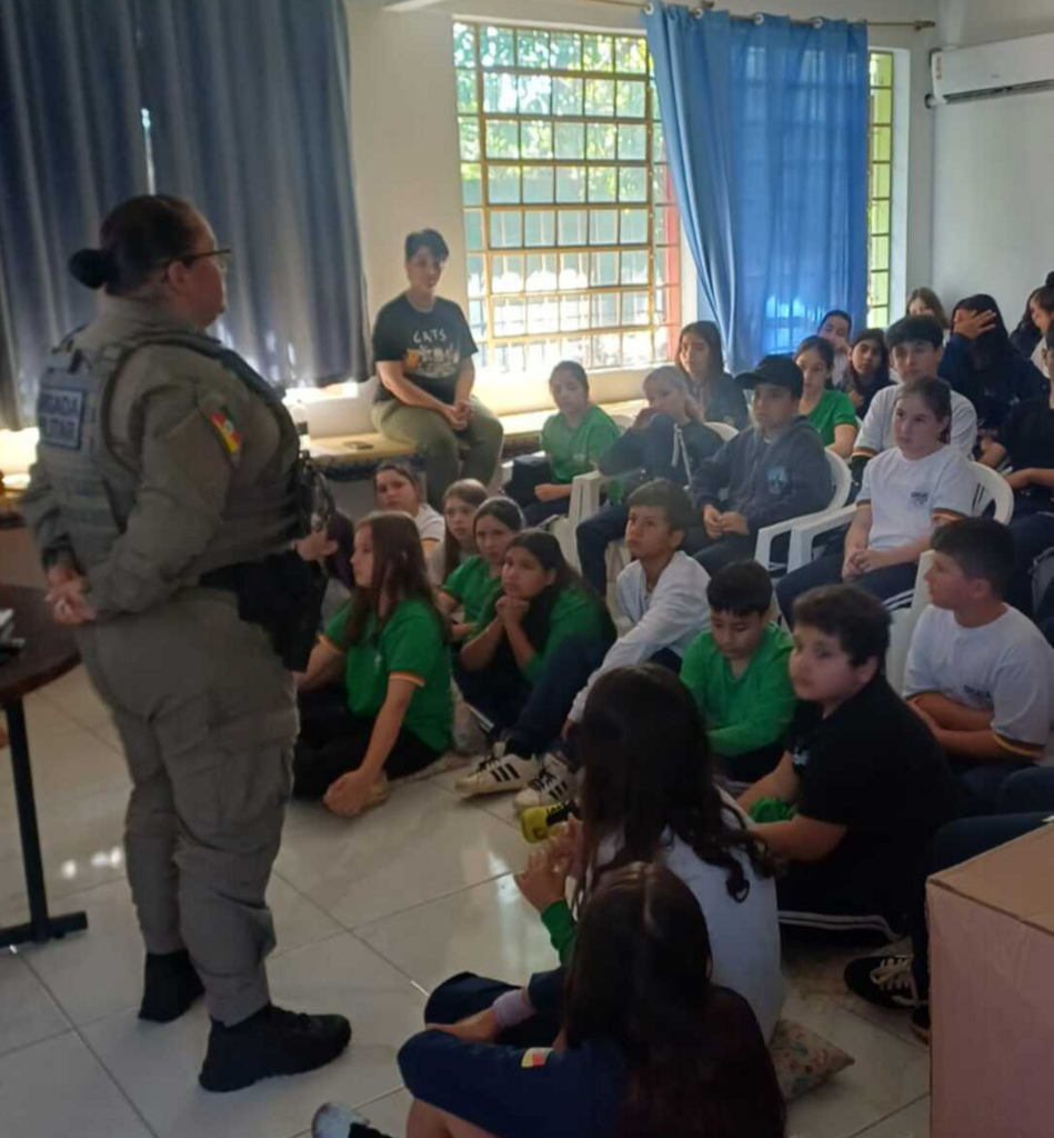 BM NAS ESCOLAS: PATRULHA MARIA DA PENHA REALIZA PALESTRA PARA ESTUDANTES EM TORRES