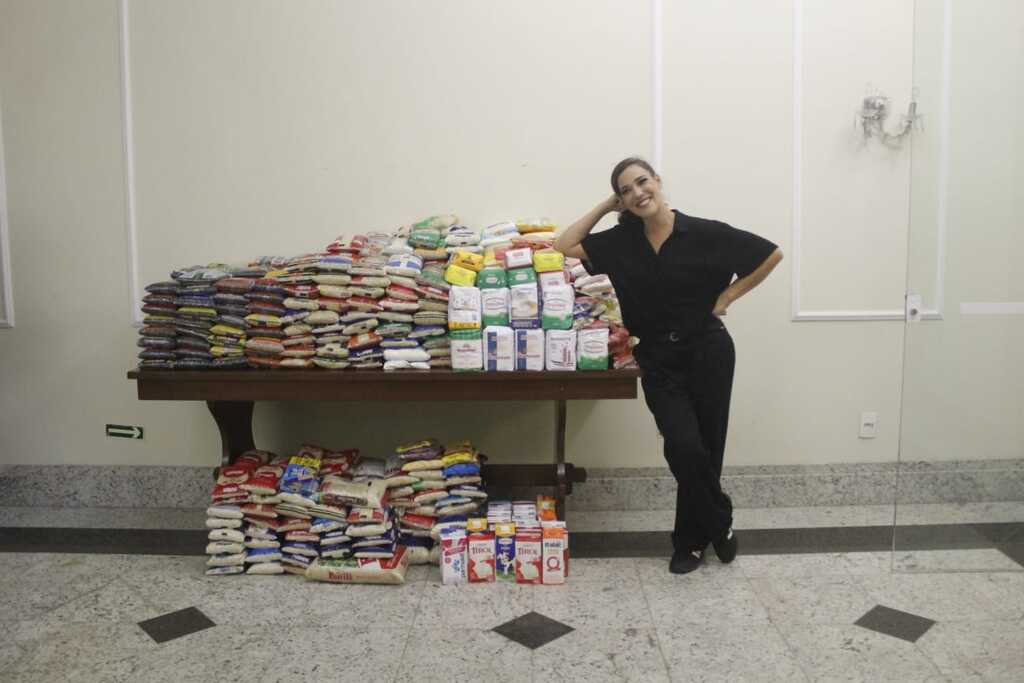Espetáculo com Adriana Birolli arrecada 1,7 toneladas de alimentos para entidades sociais de Joinville