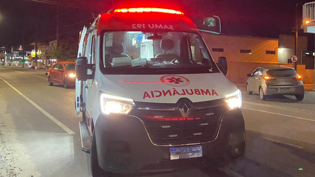 Imagem Duda Indalêncio - Samu atende homem em estado de debilidade no Terminal Rodoviário de Imbituba