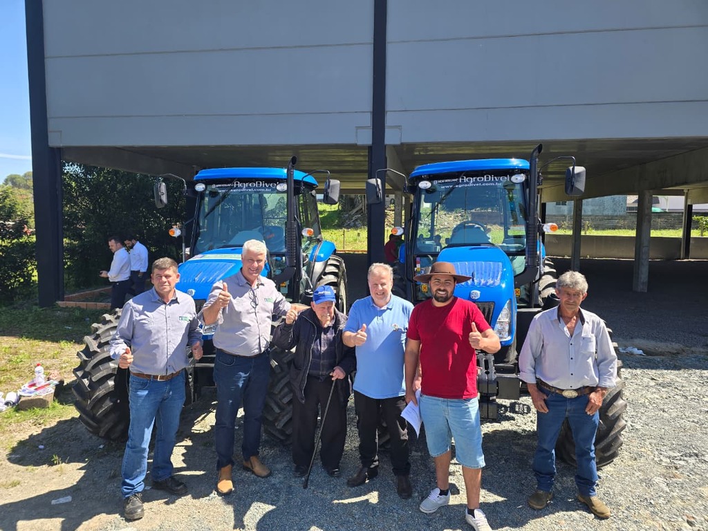 Otacílio Costa recebe dois novos tratores para reforçar o trabalho da Secretaria de Agricultura