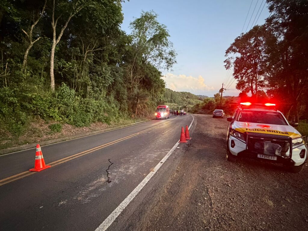 Motorista morre após realizar ultrapassagem e bater de frente com caminhão na SC-390