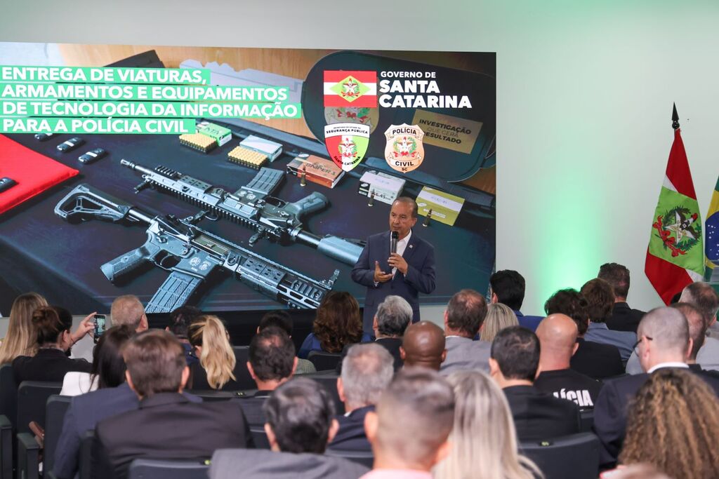 Entregues viaturas e armamentos e anunciadas 26 novas delegacias de atendimento à mulher