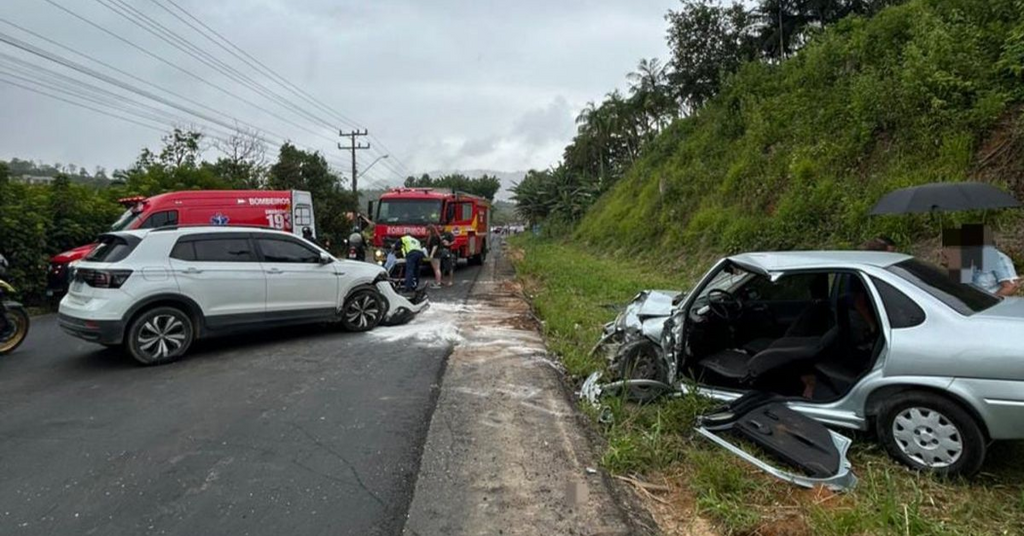 Colisão frontal deixa dois motoristas feridos na SC 350 em Laurentino
