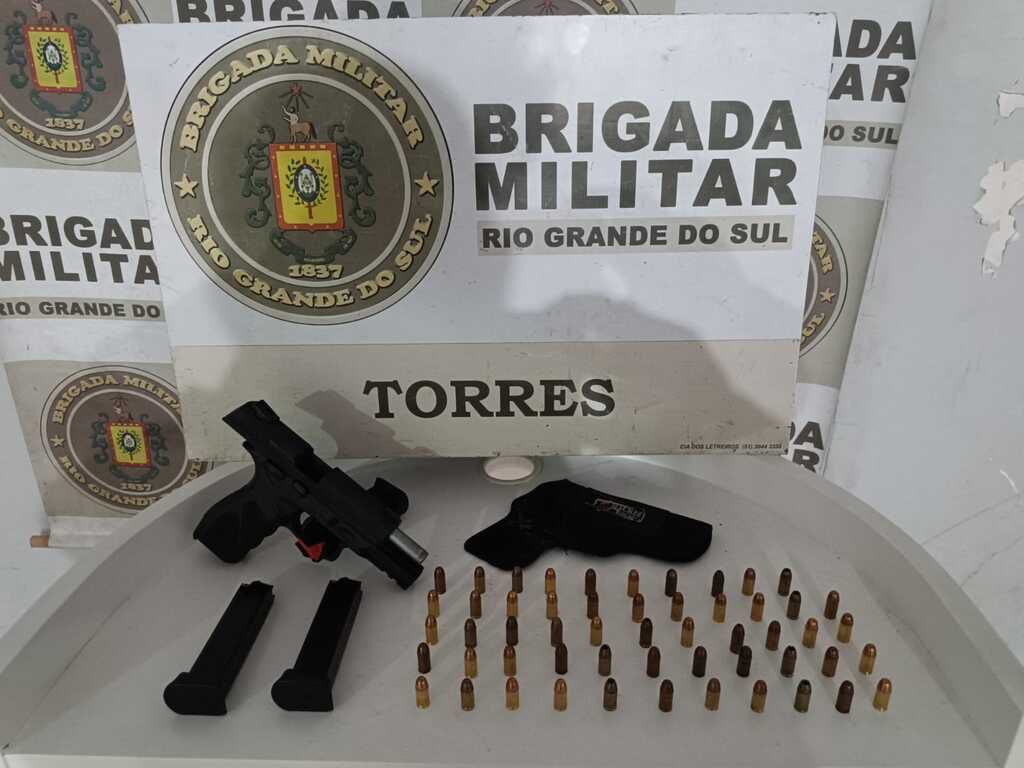 BM PRENDE HOMEM POR PORTE DE ARMA EM TORRES