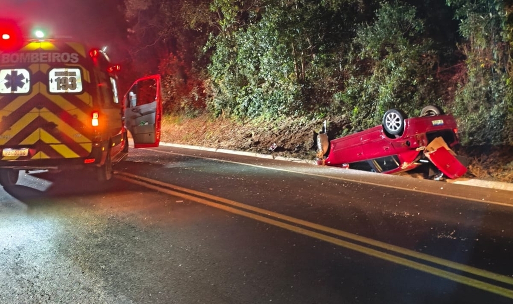 Acidente entre veículos deixa motorista preso nas ferragens em Faxinal dos Guedes