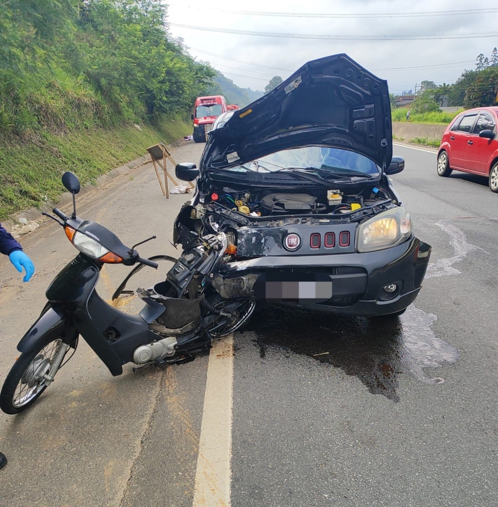 Homens morrem após batida entre carro e motocicleta na BR-470