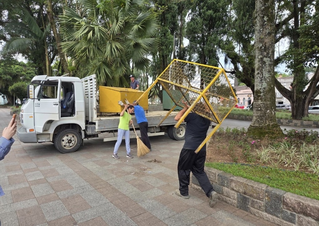 Lixeiras de ferro são retiradas da Praça Anita Garibaldi