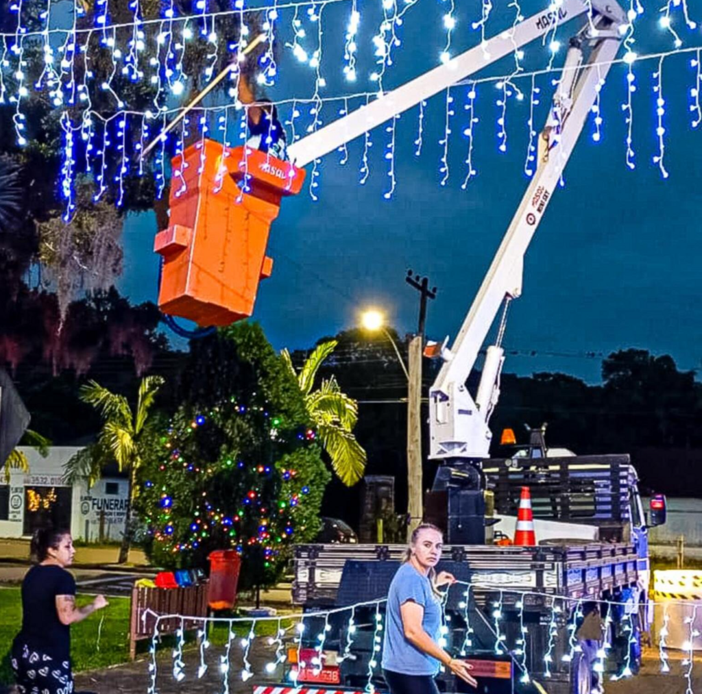 DECORAÇÃO DO 5º NATAL RECANTO DOS CANYONS É INSTALADA NA PRAÇA SAGRADA FAMÍLIA