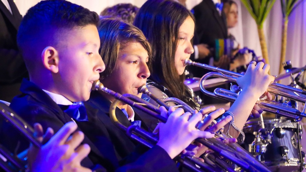 Homenagem a Roberto Carlos emociona público em concerto da Banda Novos Talentos