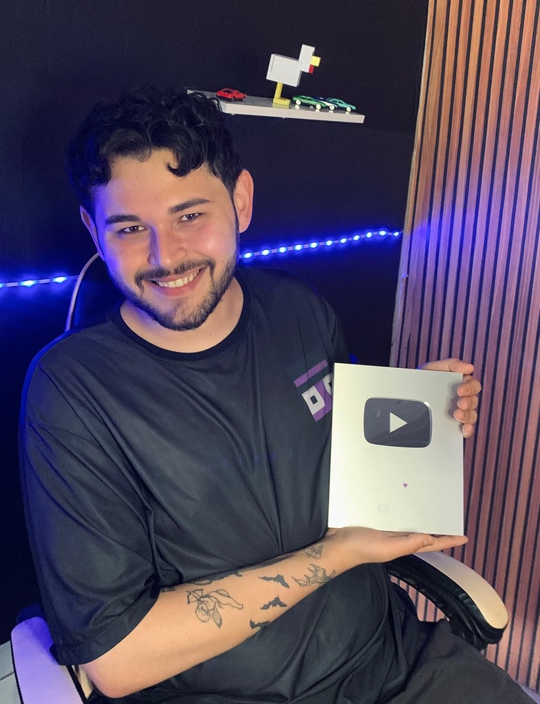 Jovem de Correia Pinto recebe placa do YouTube após alcançar 100 mil inscritos