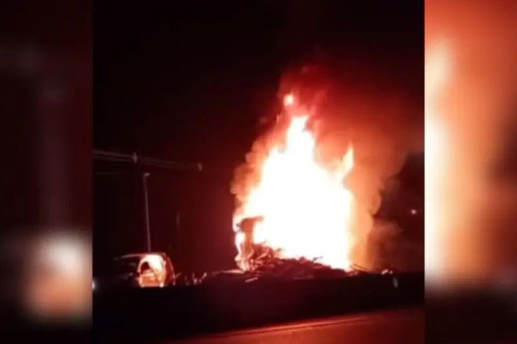 Engavetamento na BR-101 em SC provoca morte e incêndio em caminhão