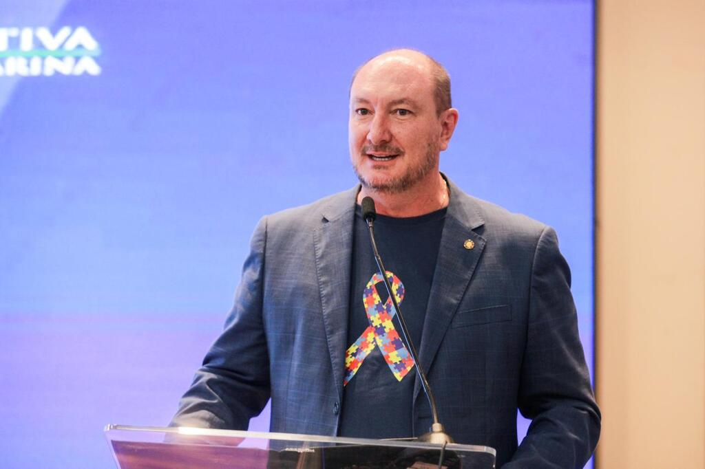 Mauro De Nadal celebra marca histórica de 42 mil carteirinhas do autista emitidas em SC