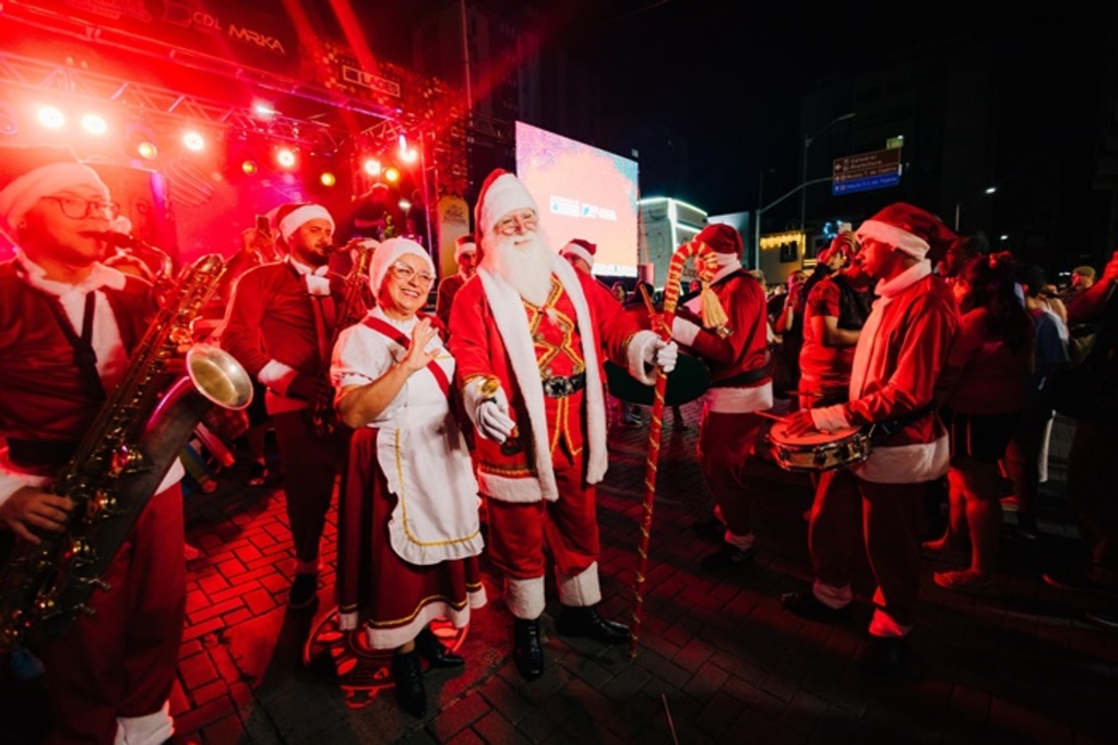 Luzes da decoração natalina são acesas em Lages