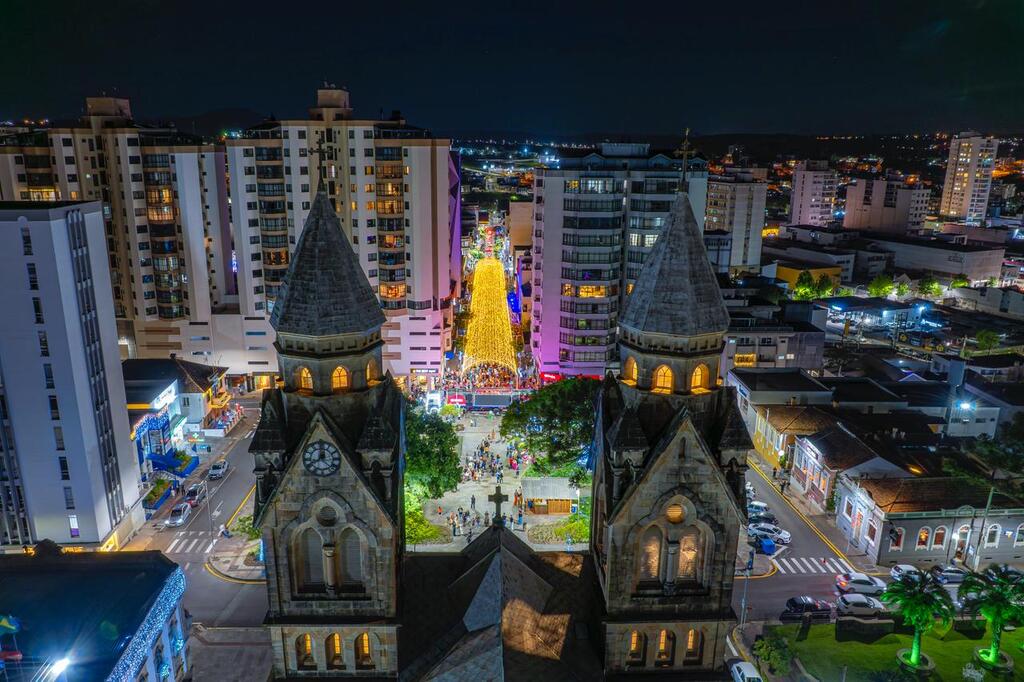Luzes da decoração natalina são acesas em Lages