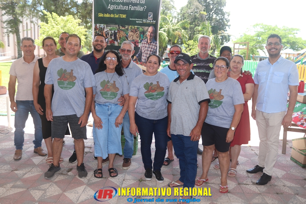 FEIRANTES COMEMORAM O IV ANIVERSÁRIO DA FEIRA DA AGRICULTURA FAMILIAR DE SÃO JOÃO DO SUL