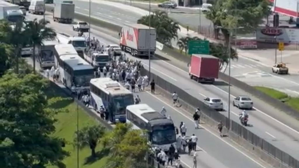 Imagem Reprodução Internet - Confronto entre torcidas fecha BR-101 em Itapema e termina com feridos e prisões