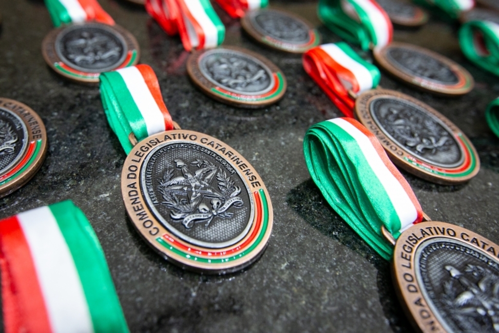 Comenda do Legislativo Catarinense homenageará 42 personalidades e entidades