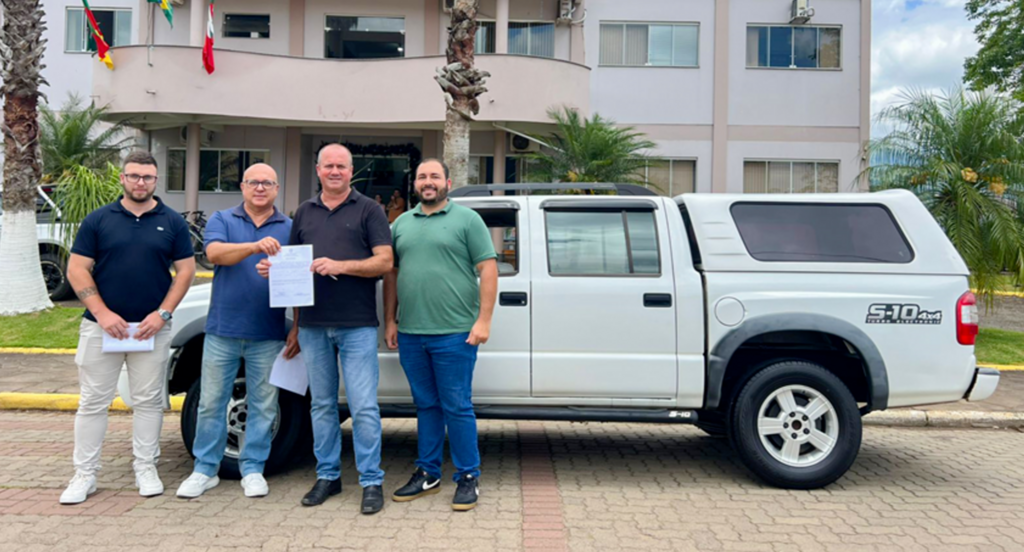 MAMPITUBA REFORÇA FROTA DA SAÚDE COM DOAÇÃO DE CAMINHONETE