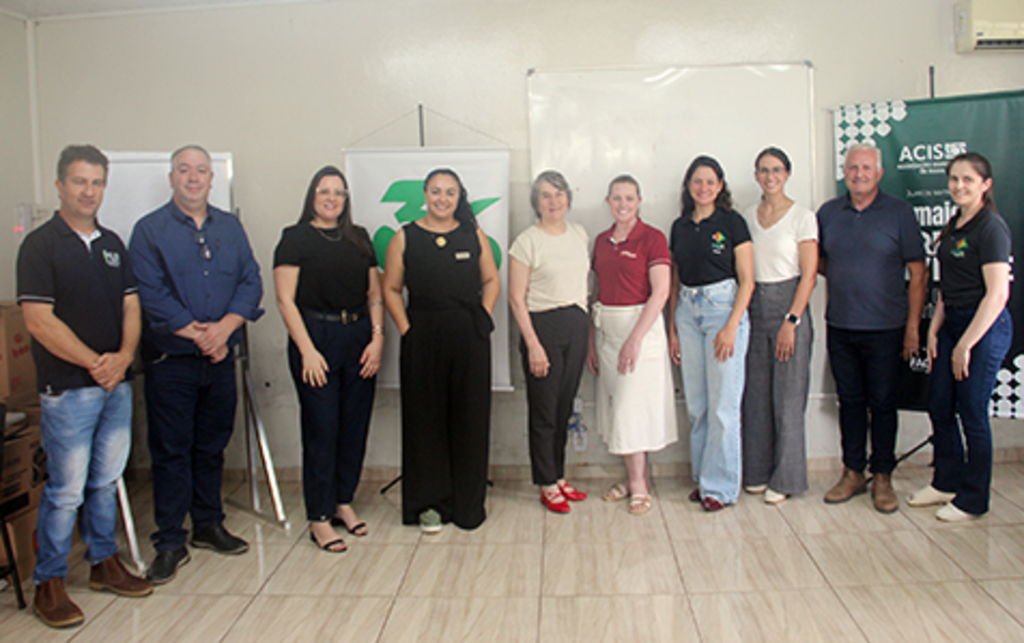 Presidente é reeleita para  mais dois anos