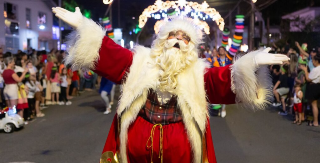 Primeiro desfile do Natal de Joinville encanta adultos e crianças