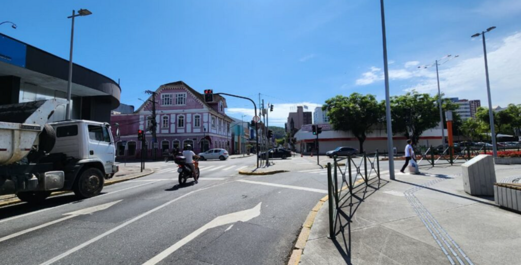 Seinfra executa intervenções em ruas dos bairros Centro e Comasa neste sábado