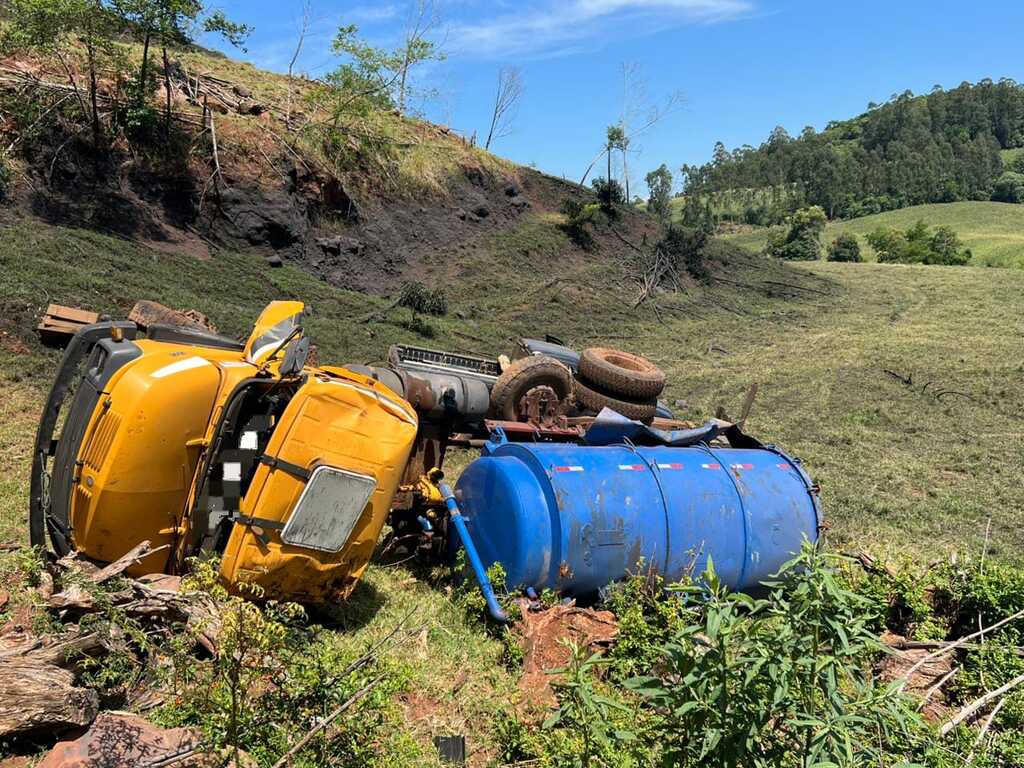 Capotamento de caminhão é registrado no interior de Tunápolis