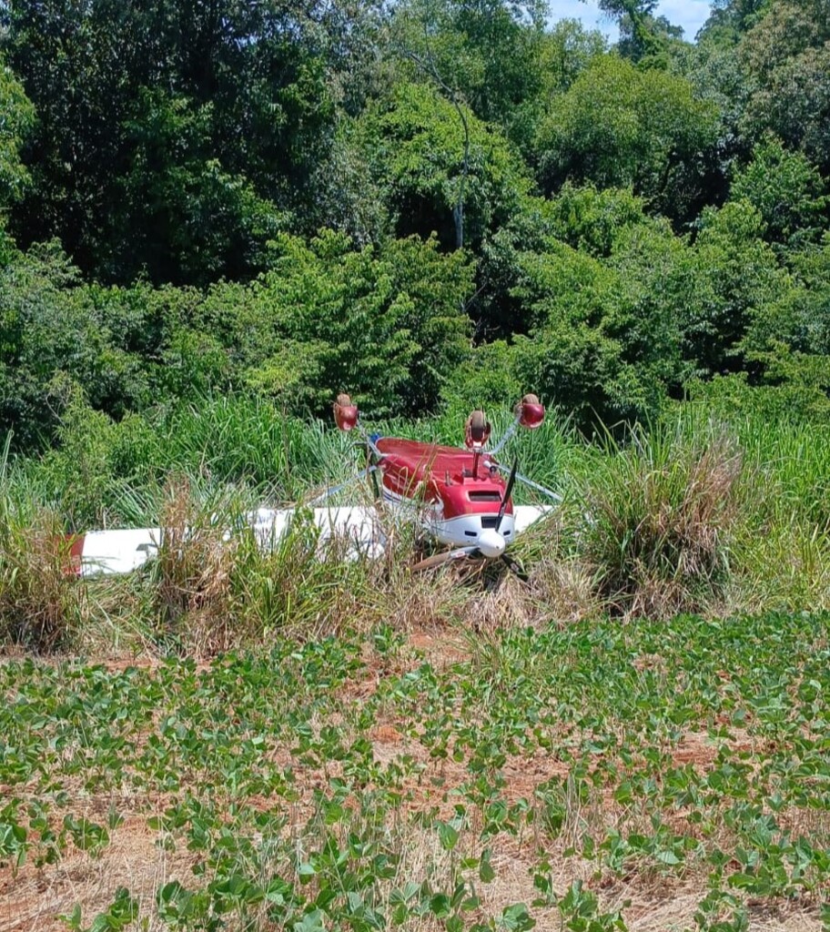 Avião de pequeno porte faz pouso de emergência em plantação no Oeste