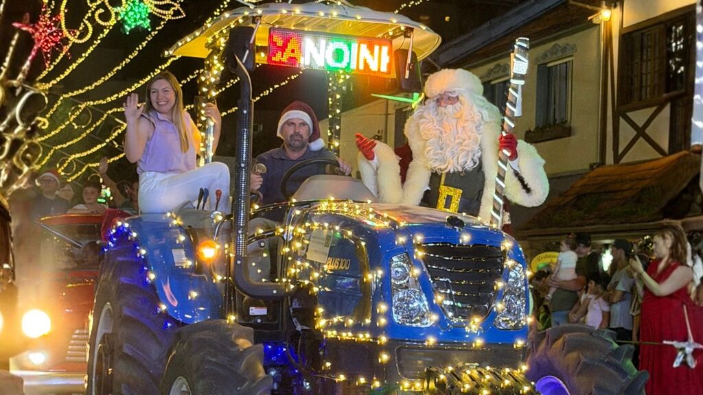 Papai Noel chega de trator na abertura do Natal em Família de Canoinhas