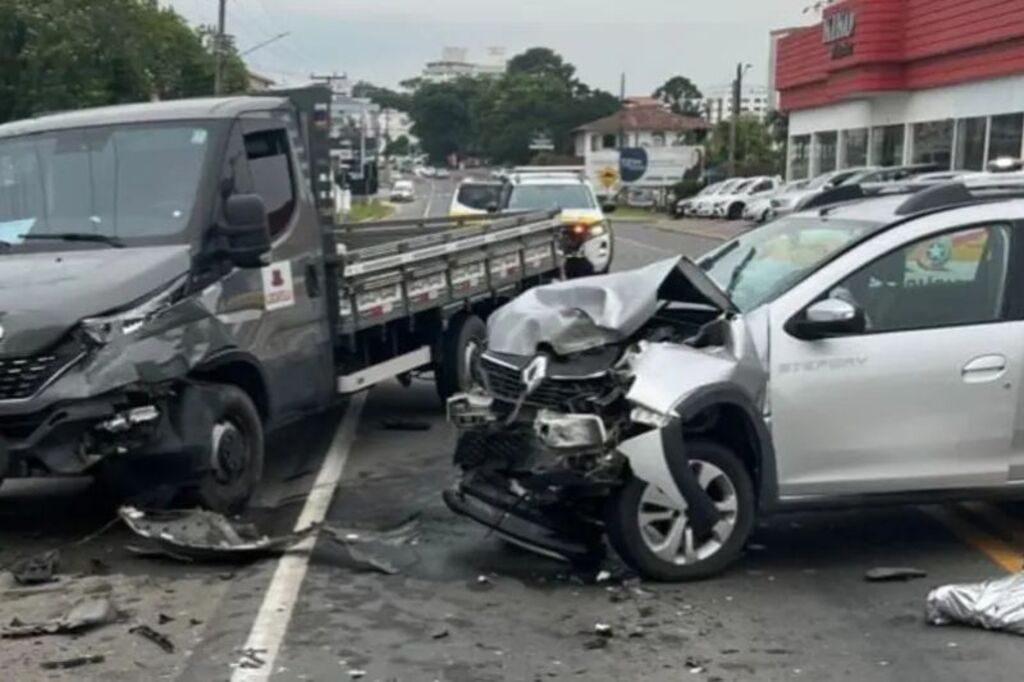Colisão frontal em Cocal do Sul deixa motorista morto e passageira ferida