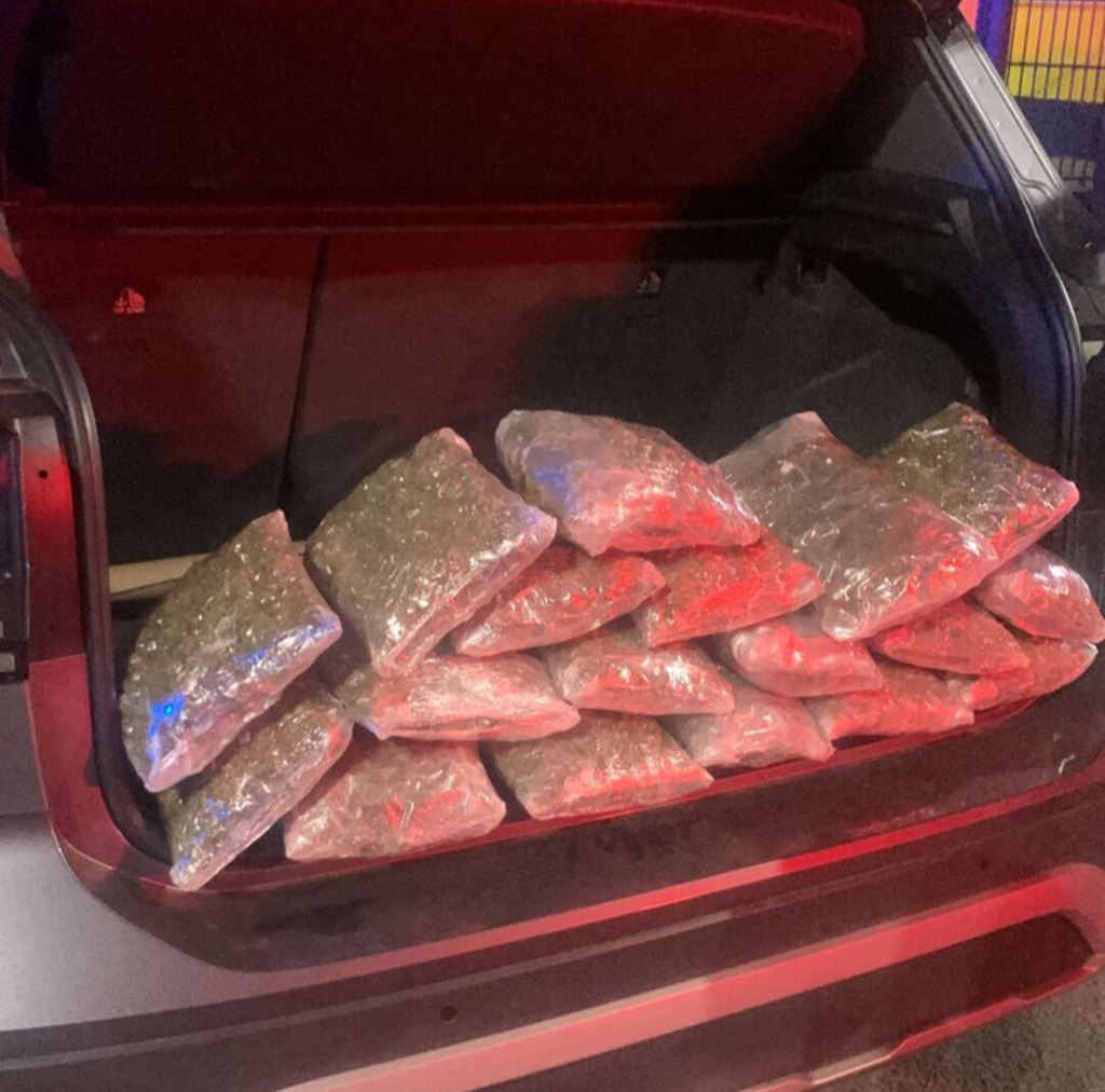 AÇÃO CONJUNTA DA BM E PRF RESULTA EM PRISÃO E APREENSÃO DE 8 KG DE DROGAS EM TORRES