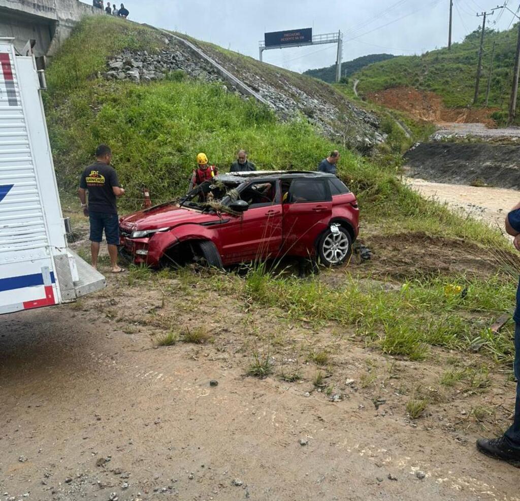 Bebê e pais morrem após veículo ser arrastado para dentro de rio em SC