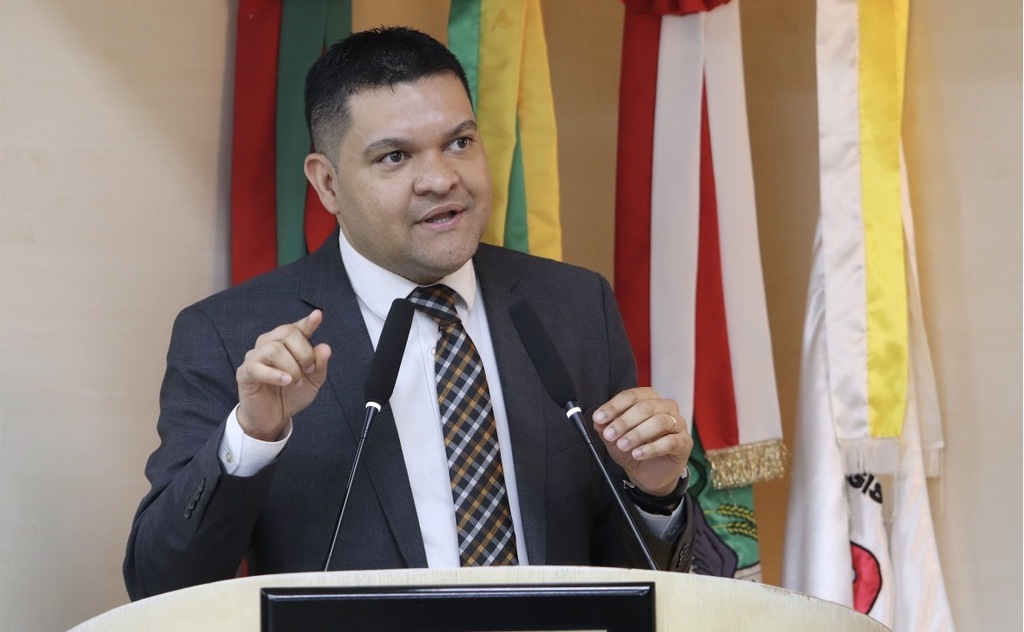 Câmara aprova Programa “Família Conectada” para orientar pais sobre riscos da internet