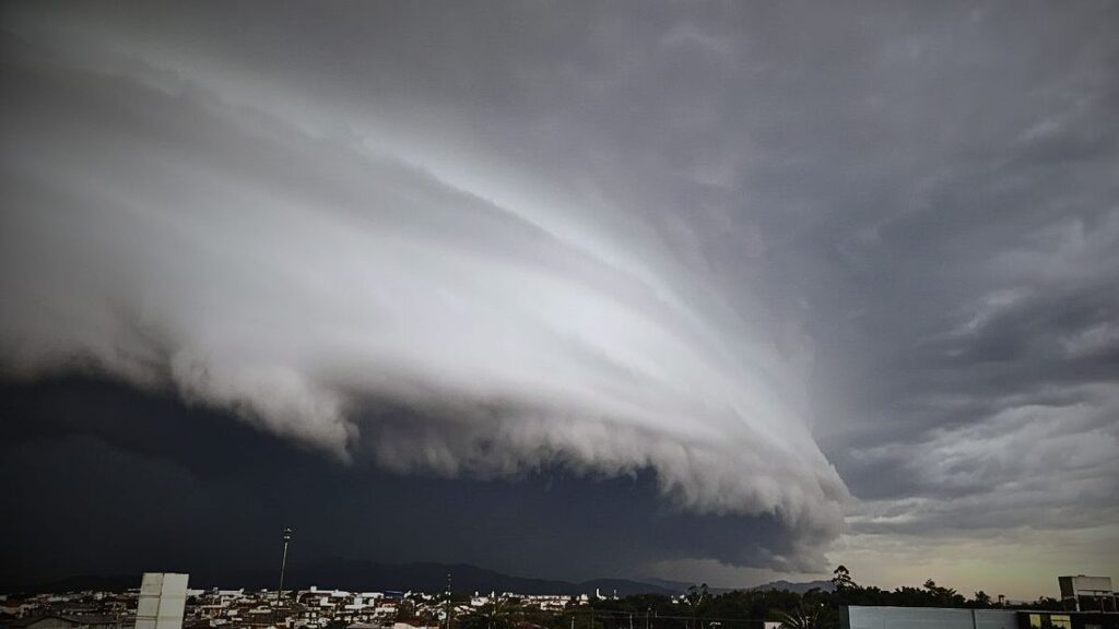 Ciclone extratropical traz ventos fortes e risco de temporais em SC nesta quarta-feira