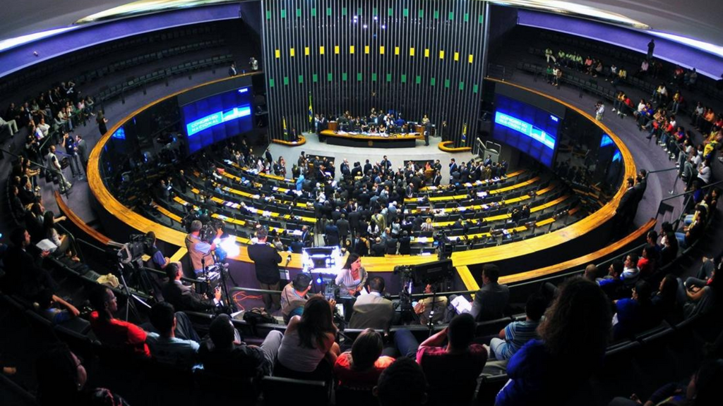 Câmara aprova projeto que reduz penas de condenados por atos golpistas e sessão termina em tumulto