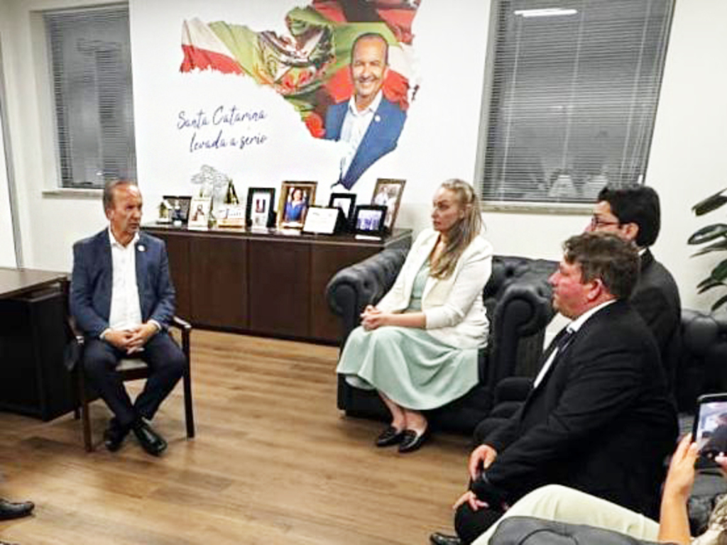 Deputada Daniela acompanha vereadores de Xanxerê em audiência com o governador Jorginho Mello