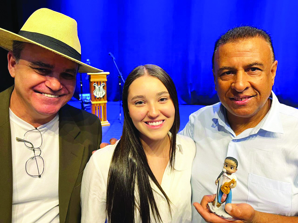 RECITAL COM EMOÇÃO E BELAS SURPRESAS