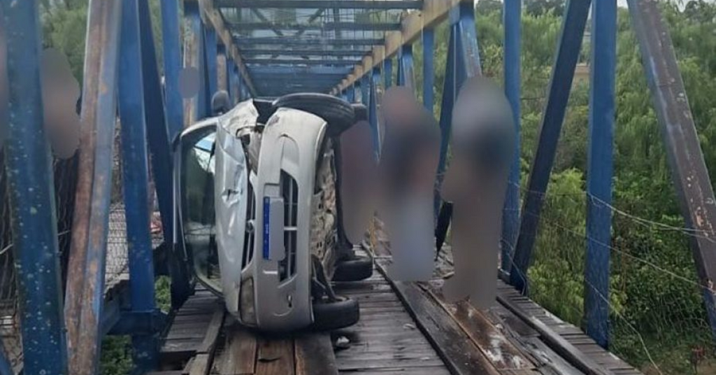 Tombamento de veículo interdita ponte no centro de Rio do Sul